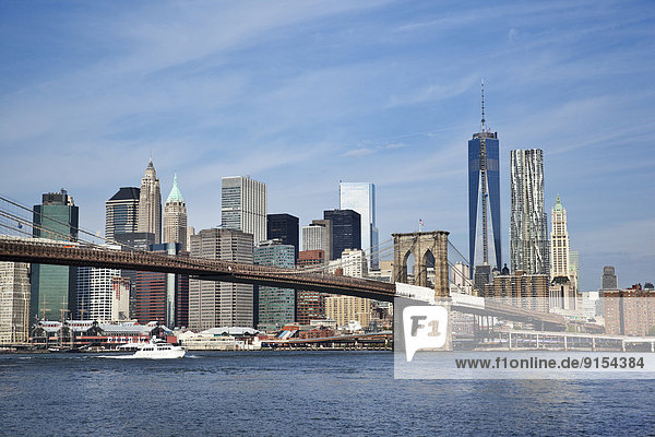 Anschnitt  New York City  über  Brücke  Brooklyn  East River  Manhattan