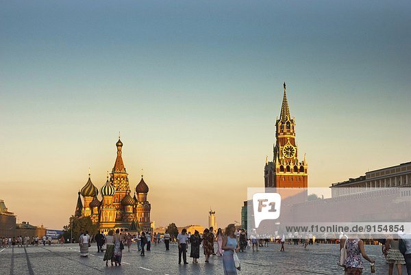 Moskau  Hauptstadt  Mensch  Menschen  gehen  Quadrat  Quadrate  quadratisch  quadratisches  quadratischer  rot  Russland