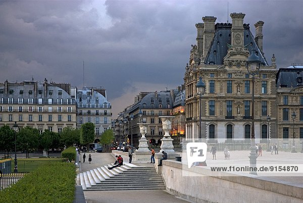Paris  Hauptstadt  Frankreich  frontal  Museum  Quadrat  Quadrate  quadratisch  quadratisches  quadratischer  Abenddämmerung  Louvre