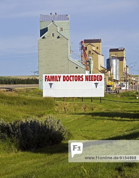 Ländliches Motiv ländliche Motive Arzt Werbung Gemeinschaft Reklameschild Wunsch Alberta Kanada Straßenrand