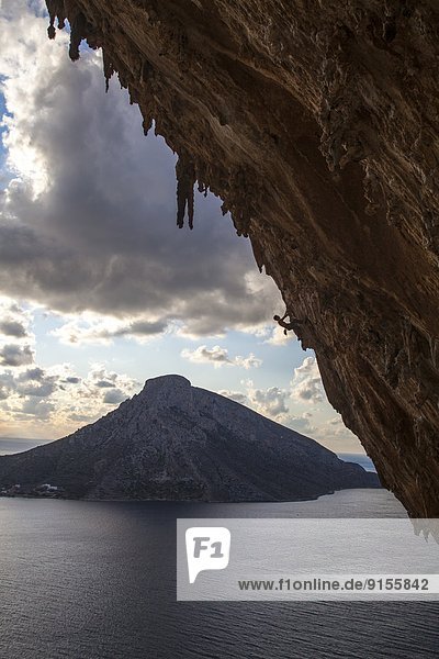 Felsbrocken aufwärts Ehrfurcht Anordnung ungestüm Höhle übergroß Klettern Griechenland Kalymnos Kalkstein