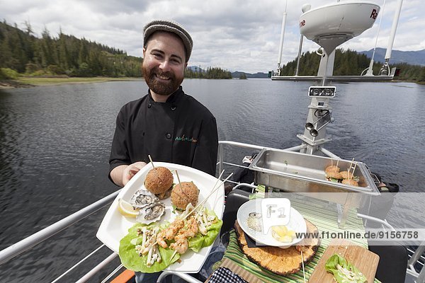 Geburtstagsgeschenk  Frische  Lebensmittel  lächeln  Tagesausflug  Boot  Safari  Passagier  Tofino  British Columbia  British Columbia  Kanada  Köchin  Vancouver Island  Westküste