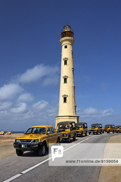 Jeeps an einem Leuchtturm  Bonaire  Karibik