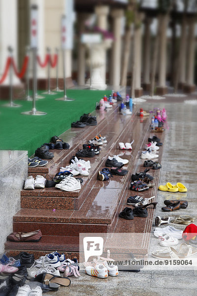 Schuhe vor der Jumeirah-Moschee  Dubai