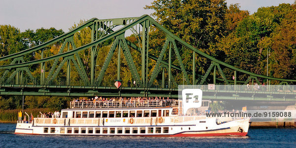 Ausflugsschiff auf der Havel bei der Glienicker Brücke  Grenze Berlin Brandenburg  Deutschland
