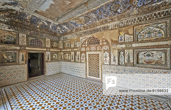 Innenaufnahme des Itimad-ud-Daula Mausoleum  Agra  Uttar Pradesh  Indien