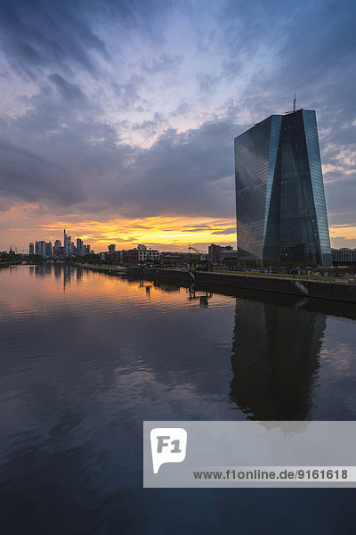 Die neue Europäische Zentralbank  EZB  vor der Skyline von Frankfurt bei Sonnenuntergang  Frankfurt am Main  Hessen  Deutschland