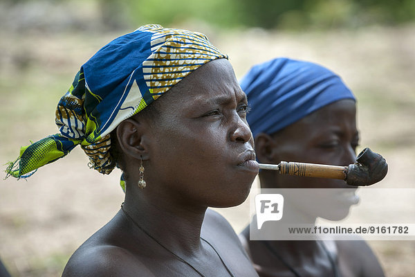 Eine Frau vom Volk der Koma raucht Pfeife  das animistische Volk lebt in den Alantika-Bergen  Wangai  Region Nord  Kamerun