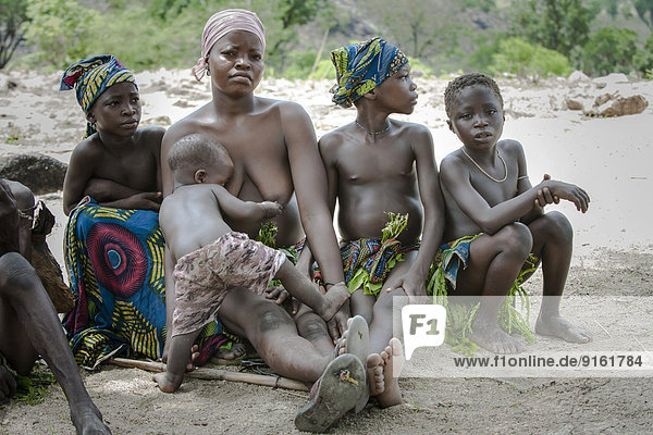 Frauen und Kinder vom Volk der Koma  die animistische Volksgruppe lebt in den Alantika-Bergen  Wangai  Region Nord  Kamerun