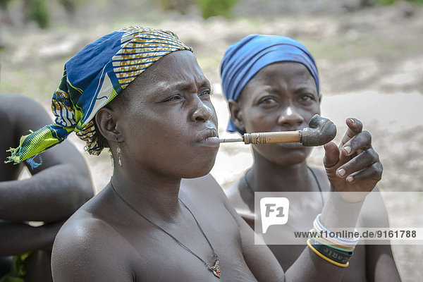 Eine Frau vom Volk der Koma raucht Pfeife  das animistische Volk lebt in den Alantika-Bergen  Wangai  Region Nord  Kamerun