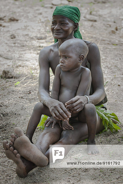 Frau und Kind vom Volk der Koma  die animistische Volksgruppe lebt in den Alantika-Bergen  Wangai  Region Nord  Kamerun