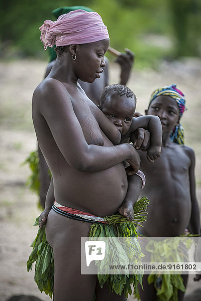 Frau und Kinder vom Volk der Koma  die animistische Volksgruppe lebt in den Alantika-Bergen  Wangai  Region Nord  Kamerun