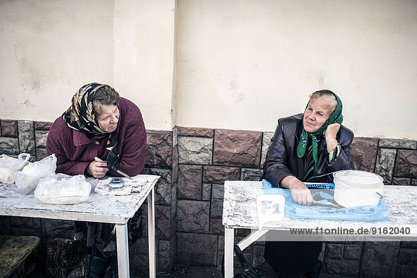 Zwei Verkäuferinnen auf dem zentralen Markt  Lwiw oder Lemberg  Westukraine  Ukraine
