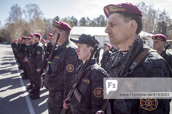 Vereidigung Freiwilliger Rekruten nach dreiwöchiger Militärausbildung auf dem Gelände der ukrainischen Nationalgarde bei Nova Petrivsk  nördlich von Kiew  Ukraine