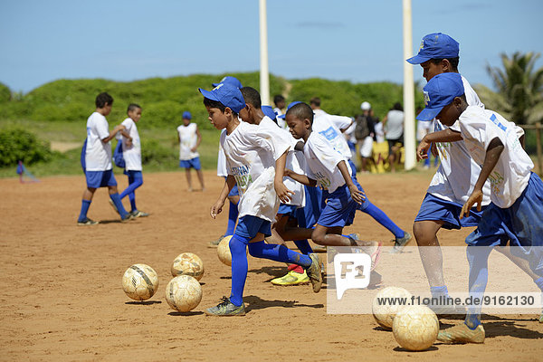 Trippel-Training  Fußballveranstaltung für Kinder und Jugendliche aus Armenvierteln  Festival da Bola  Sozialprojekt der Deutschen Gesellschaft für Internationale Zusammenarbeit  GIZ  Salvador da Bahia  Bundesstaat Bahia  Brasilien