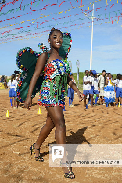 Jugendliche präsentiert auf der Modeschau eines Sozialprojekts das Kostüm eines Schmetterlings  das aus recycletem Material wie Deckel von Plastikflaschen hergestellt wurde  Salvador da Bahia  Bundesstaat Bahia  Brasilien