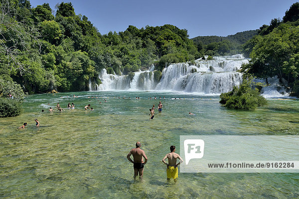 Touristen nehmen ein Bad am Wasserfall Skradinski buk  Krka-Nationalpark  Gespanschaft ?ibenik-Knin  Dalmatien  Kroatien