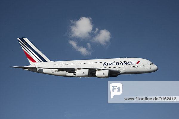 Airbus A380 der Airfrance vor blauem Himmel