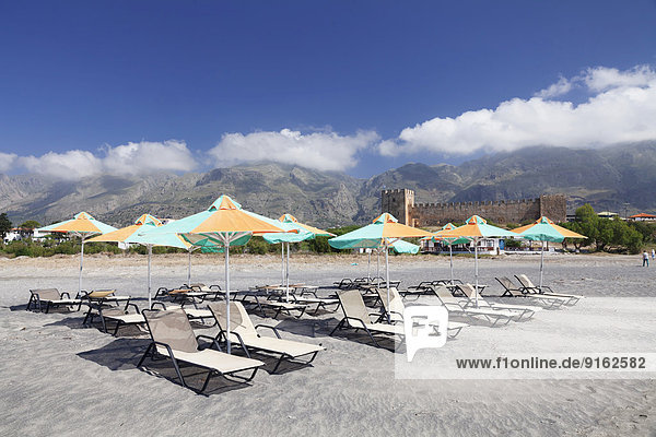 Strand mit Sonnenliegen  dahinter das venezianische Kastell  Frangokastello  Kreta  Griechenland