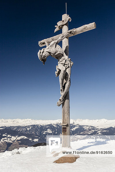 Gipfelkreuz auf der Raschötz oberhalb von St. Ulrich im Grödental  hinten das Eisacktal  Südtirol  Italien
