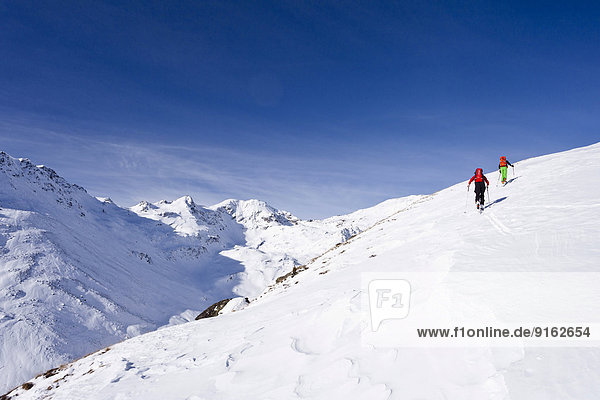 Skitourengeher beim Aufstieg auf die Kalfanwand im Martelltal  Nationalpark Stilfser Joch  Südtirol  Italien