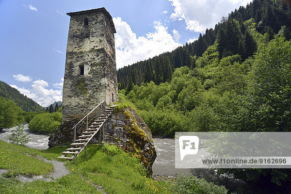 Turm der Liebe  Wohnturm an einem Fluss  zwischen Uschguli und Mestia  Swanetien  Hoher Kaukasus  Georgien