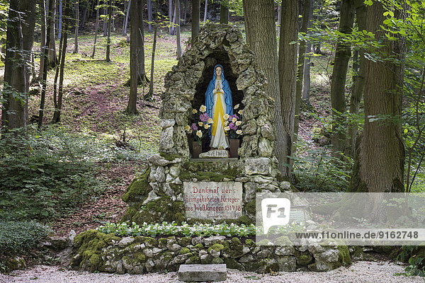 Marienstatue Gedenkstätte Erster Weltkrieg im Wald Scheßlitz Oberfranken Franken Bayern Deutschland