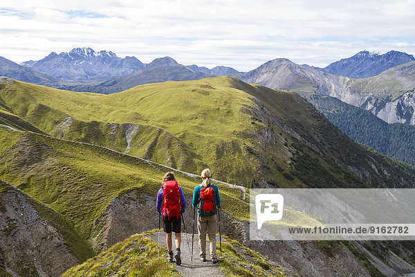 Zwei Frauen beim Wandern  Val dal Botsch  Schweizer Nationalpark  Graubünden  Schweiz