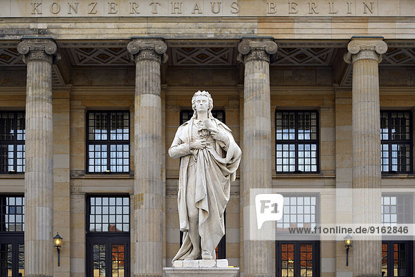Statue Friedrich Schiller vor Konzerthaus,  Schinkelbau,  Gendarmenmarkt,  Bezirk Mitte,  Berlin,  Deutschland