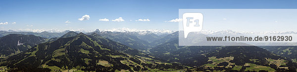 Alpenpanorama im Sommer  Brixen im Thale  Tirol  Österreich