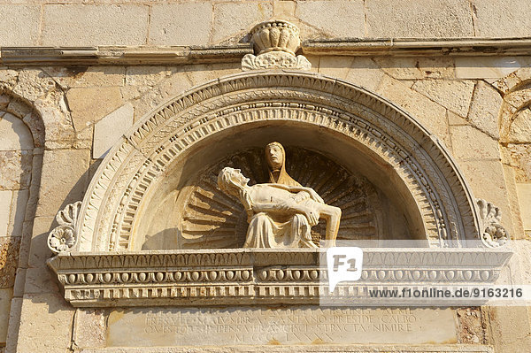 Skulptur der hl. Maria mit dem Leichnam Christi  von Petar Trogiranin  1514  über der Tür der ehemaligen Kathedrale der Hl. Maria der Großen  Mariä-Himmelfahrt-Kathedrale  Insel Rab  Primorje-Gorski Kotar  Kroatien