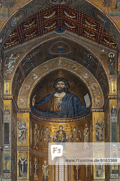 Hauptapsis mit Weltenherrscher oder Pantokrator  byzantinisches Goldgrund-Mosaik in der Kathedrale Santa Maria Nuova  Monreale  Provinz Palermo  Sizilien  Italien