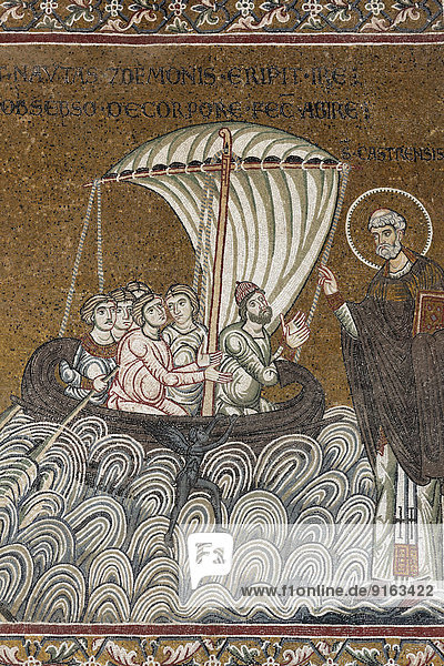 Jesus rettet den Hl. Petrus auf einem Schiff im Meer  byzantinisches Goldgrund-Mosaik in der Kathedrale Santa Maria Nuova  Monreale  Provinz Palermo  Sizilien  Italien
