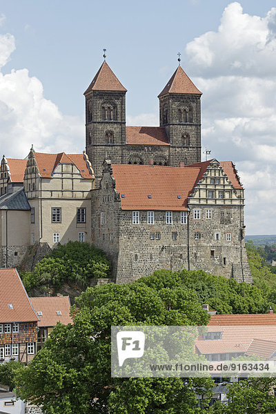 Schloss und Stiftskirche St. Servatii mit Stiftsgebäuden auf dem Schlossberg  Quedlinburg  Sachsen-Anhalt  Deutschland