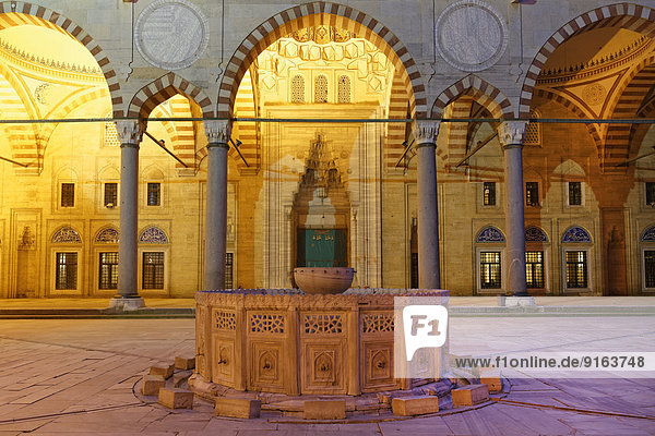 Reinigungsbrunnen im Innenhof der Selimiye-Moschee  erbaut von Mimar Sinan  Edirne  türkisches Thrakien  Türkei