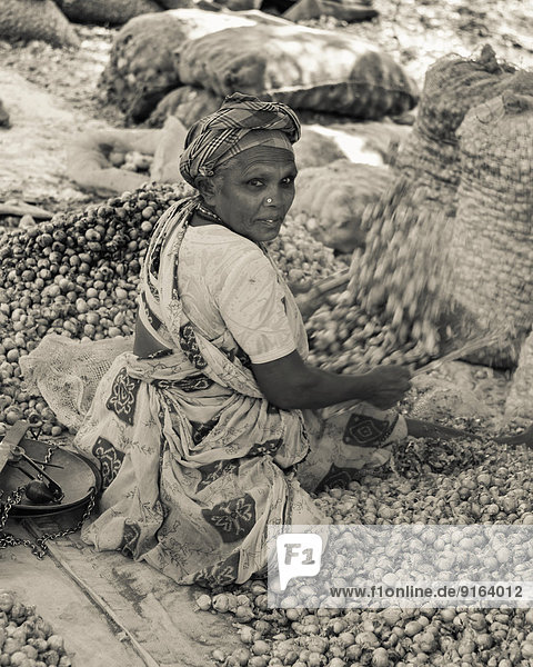 Indische Frau siebt Zwiebeln  indischer Markt  Chinnamanur  Tamil Nadu  Indien