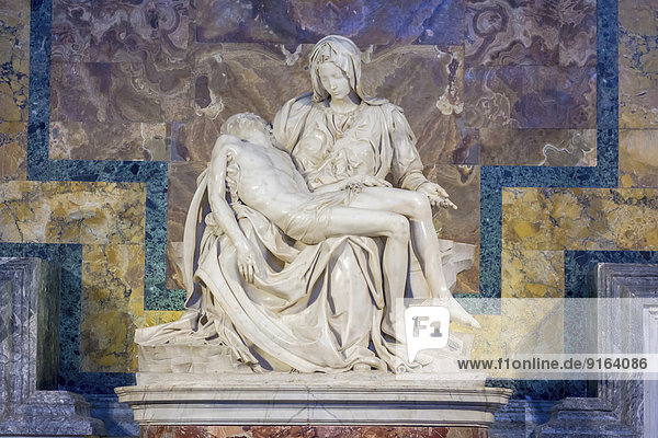 Marmor-Skulptur Pieta von Michelangelo  Petersdom  Rom  Latium  Italien
