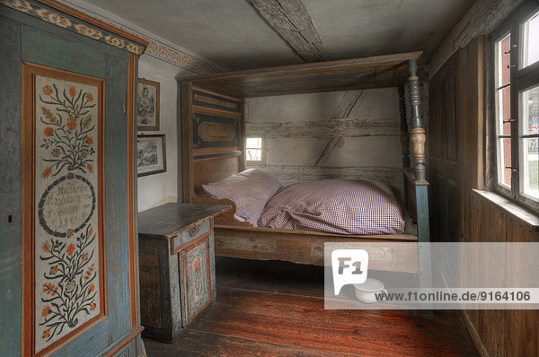 Schlafkammer in einer Armenwohnung nach 1860  Fränkisches Freilandmuseum Bad Windsheim  Mittelfranken  Bayern  Deutschland