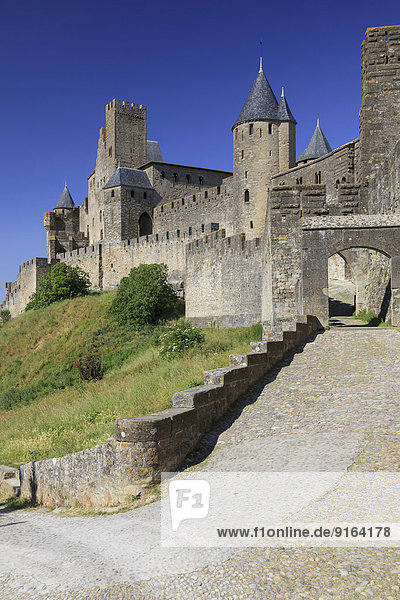 Wehrtürme und Eingangstor Port d'Aude der mittelalterlichen Festungsanlage Carcassonne  Chateau Comtal  Cite de Carcassonne  Carcassonne  Département Aude  Languedoc-Roussillon  Frankreich