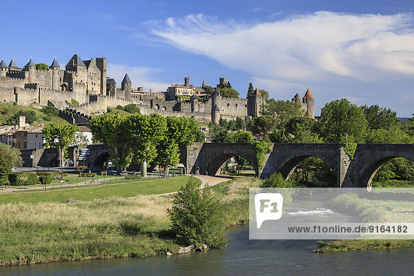 Alte Brücke über die Aude  hinten die mittelalterliche Festungsanlage Carcassonne  Cite de Carcassonne  Carcassonne  Département Aude  Languedoc-Roussillon  Frankreich