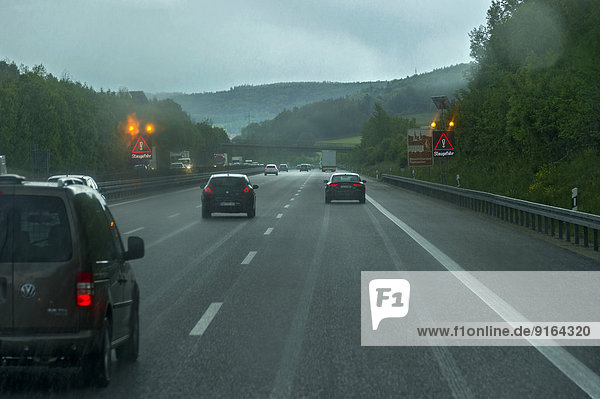 Straßenverkehr bei starkem Regen und schlechter Sicht  Warnschild Staugefahr  Autobahn A9  bei Thalmässing  Mittelfranken  Franken  Bayern  Deutschland