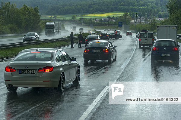 Unfall bei starkem Regen und schlechter Sicht  nachfolgende Fahrzeuge müssen ausweichen  Autobahn A9  bei Thalmässing  Mittelfranken  Franken  Bayern  Deutschland