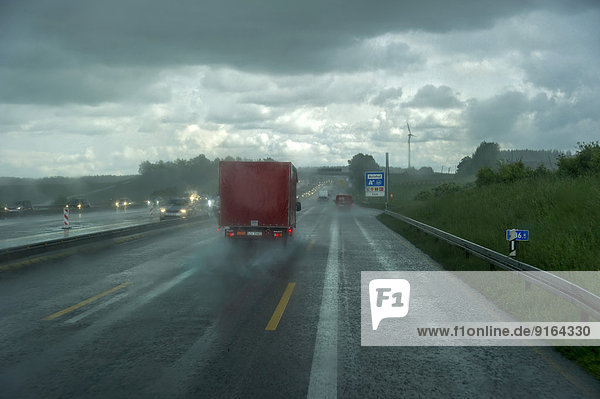 Straßenverkehr bei starkem Regen und schlechter Sicht  Autobahn A9  bei Pfaffenhofen  Oberbayern  Bayern  Deutschland