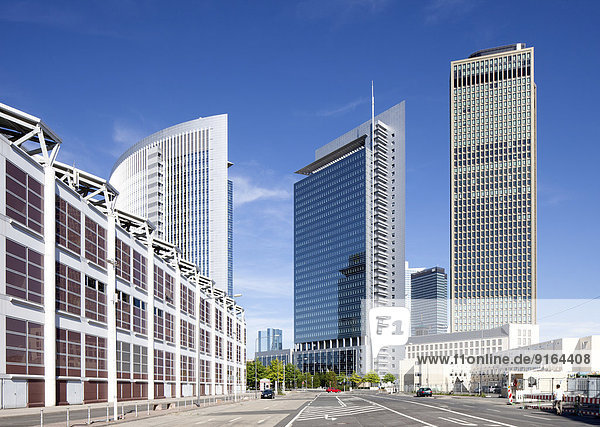 Bürohochhäuser Kastor und Pollux sowie Tower 185  links die Halle 1 der Frankfurter Messe  Europaviertel  Frankfurt am Main  Hessen  Deutschland