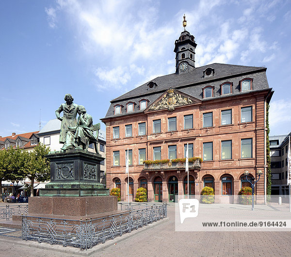 Neustädter Rathaus und Brüder Grimm-Nationaldenkmal  Hanau  Hessen  Deutschland