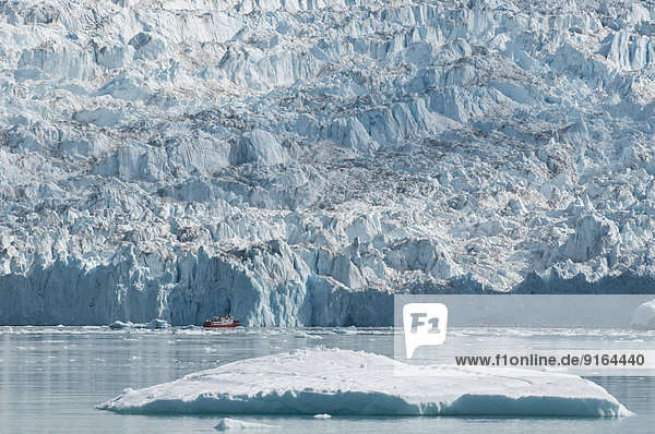 Schiff vor dem Eqi Gletscher  Diskobucht  Westgrönland  Grönland