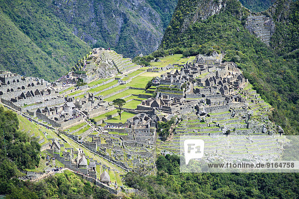 Ruinen Inkastadt Machu Picchu mit dem Hauptplatz oder Plaza Principal und Terrassen UNESCO-Weltkulturerbe Urubambatal bei Cusco Anden Peru