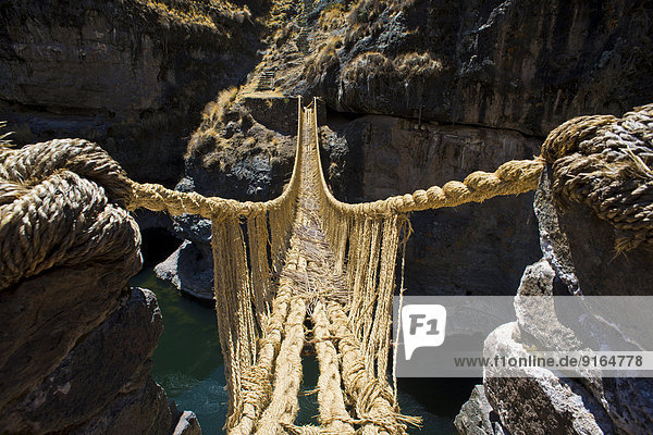 Hängebrücke Qu'eswachaka  Seilbrücke aus geflochtenem Ichu-Gras (Stipa ichu)  über den Apurimac  letzte funktionierende Inka-Hängebrücke  nationales Kulturerbe Perus  Südperu  Peru