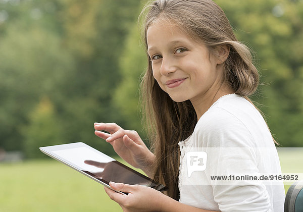 Mädchen mit Tablet-PC  Porträt