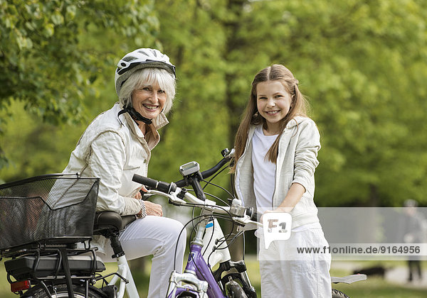 Großmutter und Enkelin mit Fahrrädern